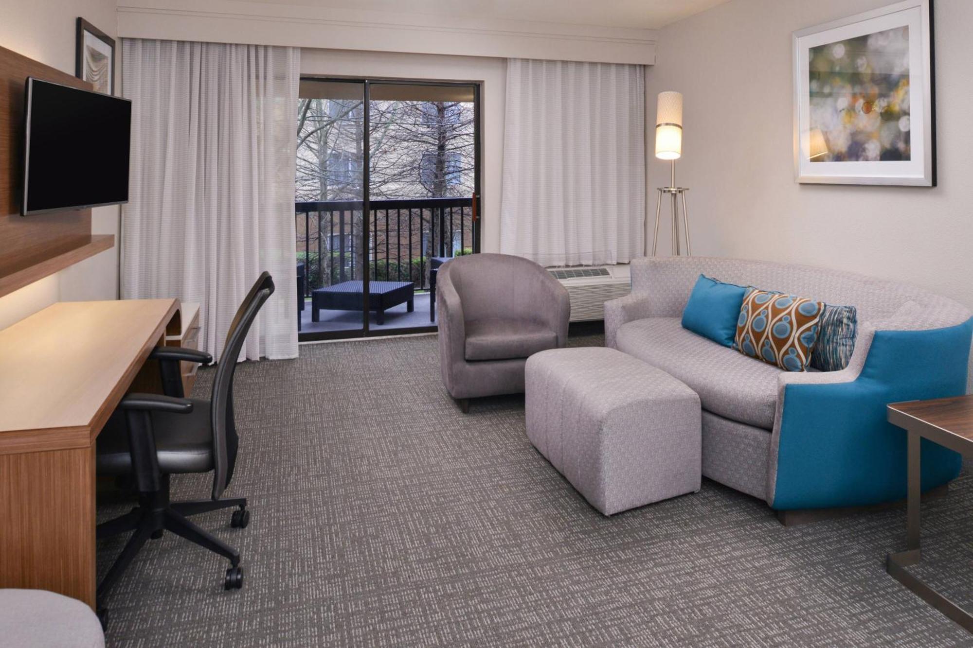 Courtyard 3*