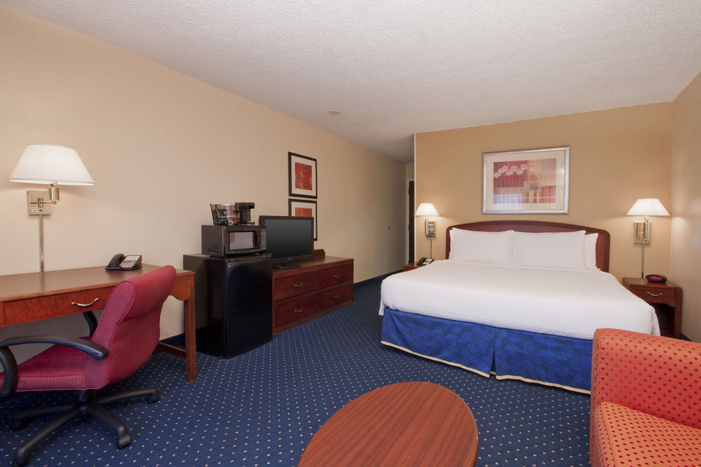 Courtyard 3*
